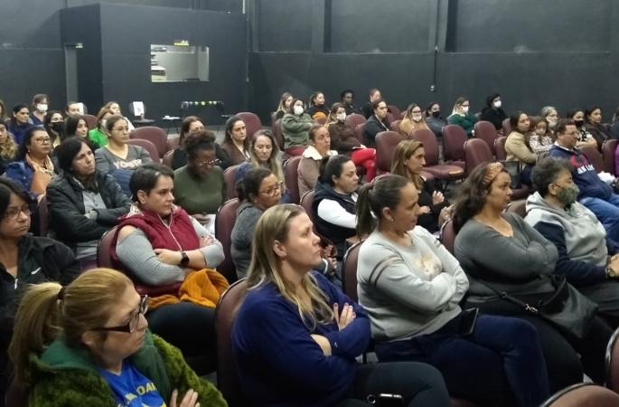 Auxiliares de Desenvolvimento Infantil participam de capacitação