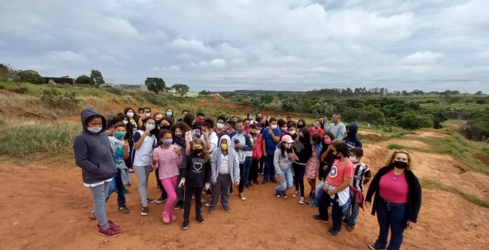 Alunos de escolas municipais plantam árvores em área de recuperação ambiental