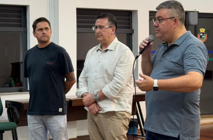 Prefeito Roberto Araujo anuncia projeto que valoriza profissionais da Educação