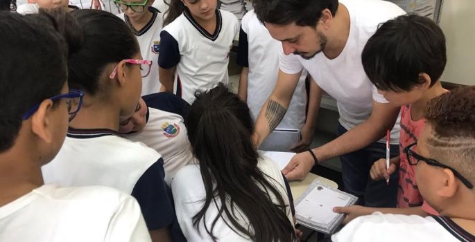 Artista plástico Edu Cardoso participa de atividade na Escola Dondoca