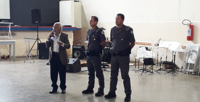 Policiais Militares são homenageados no centro de convivência infanto juvenil de Manduri