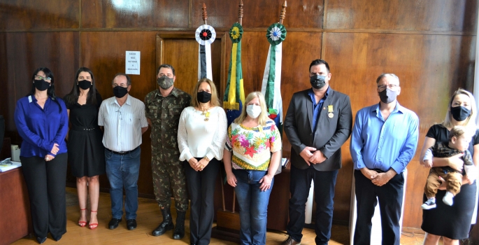 Prefeito Jô Silvestre recebe Medalha Olavo Bilac em cerimônia no Paço Municipal
