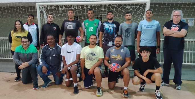 Ex-técnico da Seleção Brasileira de Handebol ministra treino a atletas de Avaré