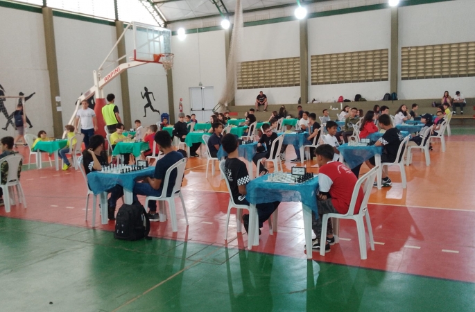 Torneio oficial de xadrez reúne 100 competidores da região