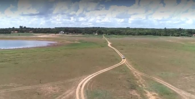 Estiagem faz estrada submersa há 58 anos reaparecer em represa de Avaré