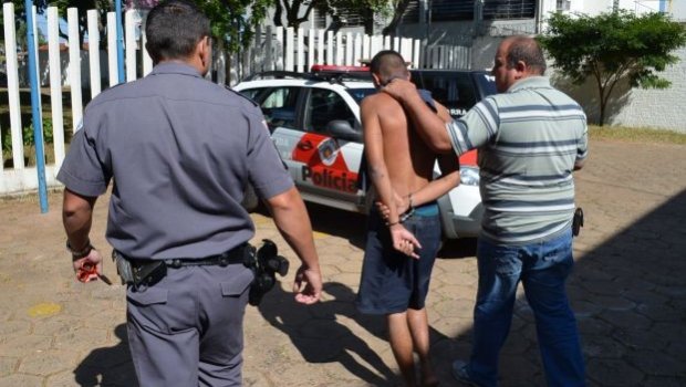 Suspeito de estupro é preso ao deixar documento no carro da vítima