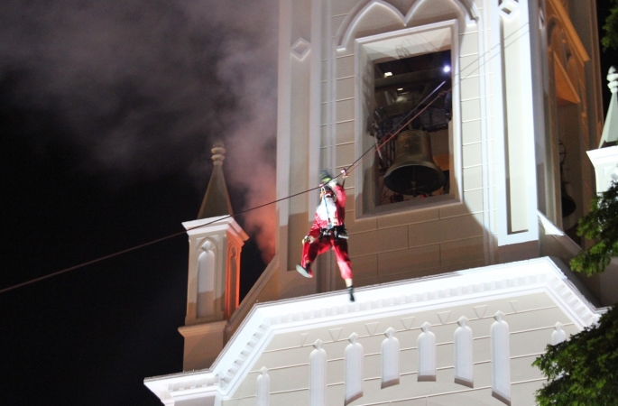 Papai Noel desce o Santuário de tirolesa nesta sexta, 19, às 20 horas