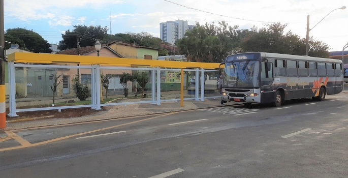Pontos de ônibus são instalados na Avenida Major Rangel; Jô Silvestre ressalta melhoria
