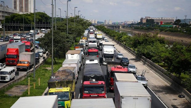Rodovias têm registro de protestos de caminhoneiros