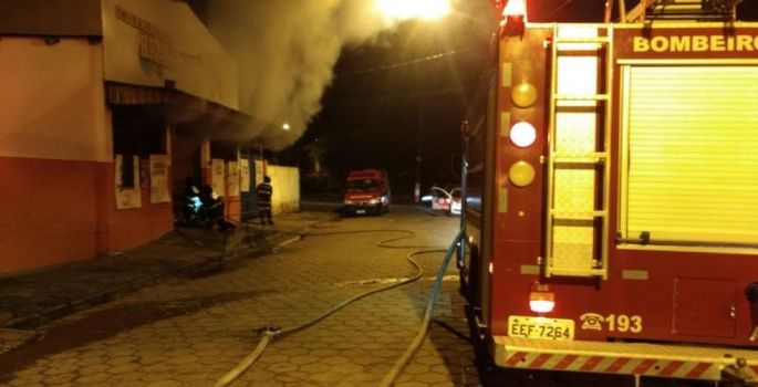Mercado fica destruído após incêndio no Jardim Brasil em Avaré