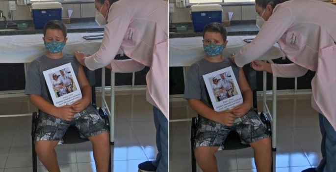 Menino de 7 anos toma vacina e faz homenagem aos avós que morreram de Covid: 