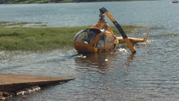 Helicóptero cai em represa de Avaré e piloto sai ileso