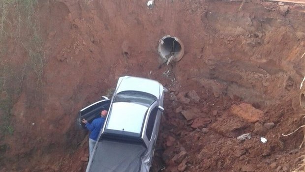 Carro cai em cratera aberta pela chuva em bairro de Avaré