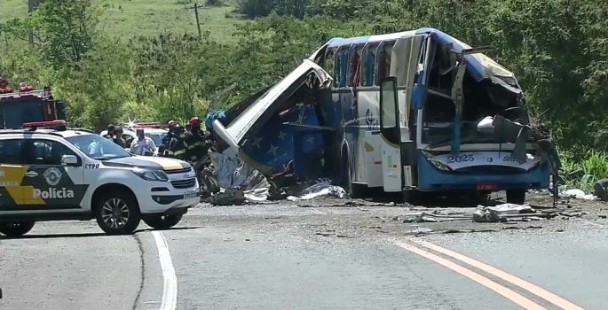 Polícia Civil ouve donos de empresas onde trabalhavam vítimas de acidente entre ônibus e caminhão