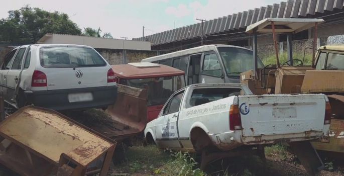 Denúncia do TCE aponta frota municipal de veículos abandonada e sucateada em Avaré