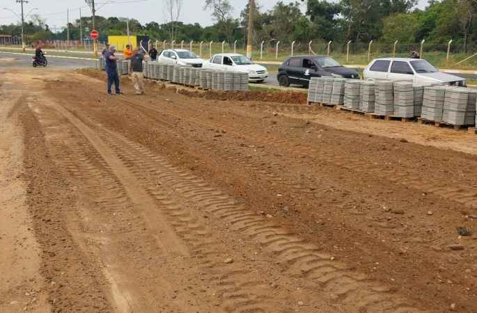 Prefeitura dá início a lajotamento na  Rua Santa Bárbara, portante trecho de viabilidade