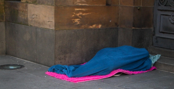 Saiba como ajudar pessoas em situação de rua durante frio intenso