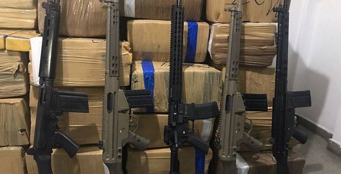 Polícia Federal apreende quase mil quilos de maconha e cinco fuzis