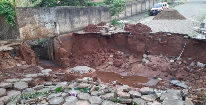 Galeria se rompe e interrompe rua em Avaré