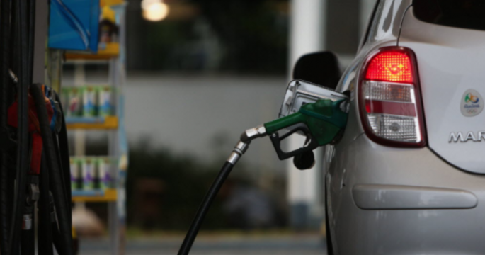 Acelerar e frear o tempo todo faz carro gastar até 75% a mais de combustível