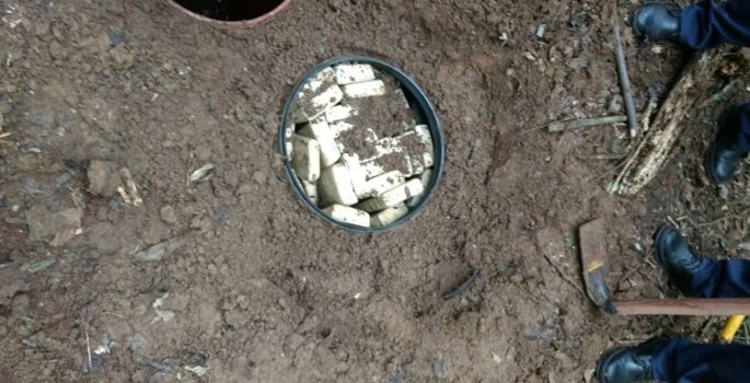 Polícia encontra mais de 160 kg de maconha enterrados em área florestal