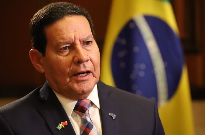 Mourão se declara branco e retira general do nome em registro de candidatura ao senado