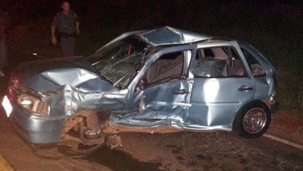 Acidente entre dois veículos deixa motorista preso às ferragens em Itaí