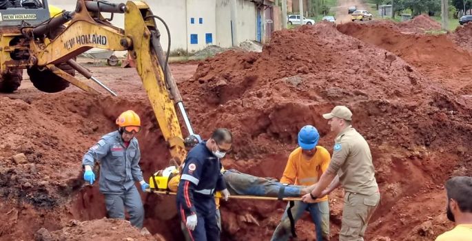 Desmoronamento de terra deixa funcionário de obra parcialmente soterrado em Itaí