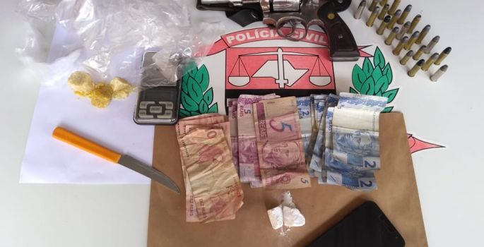 Homem é preso por tráfico de drogas e porte de arma após denúncia em Itaí