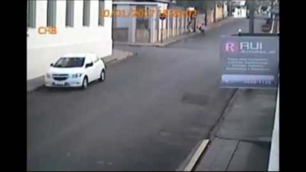 ladrões tentam levar carro em Itatinga (vídeo)