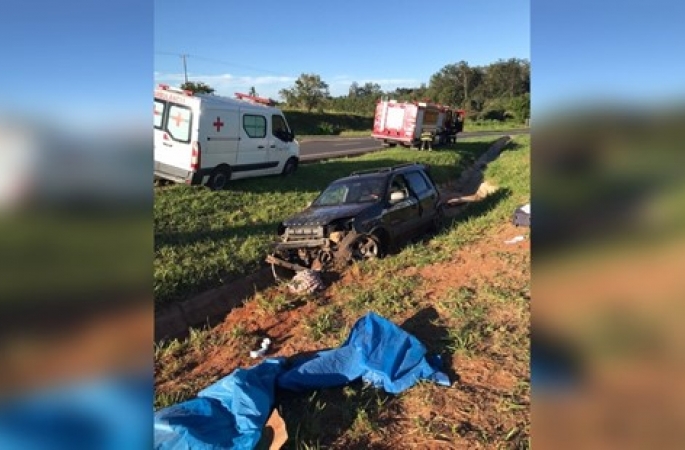 Idoso morre após colidir carro e ser arremessado para fora do veículo em Paranapanema