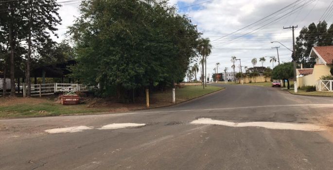 Moradores realizaram “tapa-buracos” no Bairro Green Village – Avaré