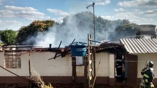 Menores e jovem põem fogo em casa por não ter ‘nada de valor’, diz polícia