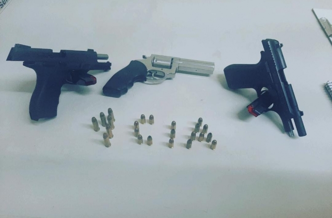 Mulher portando três armas de fogo é presa pela polícia militar em Avaré