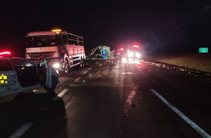 Motorista de carreta fica preso às ferragens após colisão traseira na Rodovia Castelo Branco