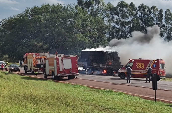 Carreta pega fogo na SP- 255 em Avaré