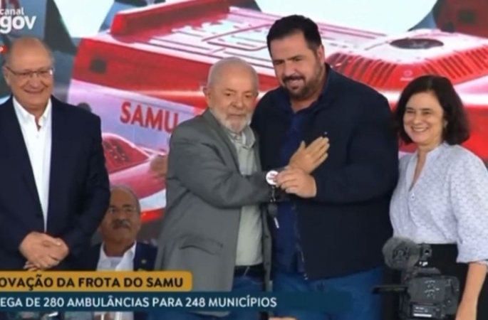 Jô Silvestre recebe as chaves de nova viatura para o SAMU das mãos de Lula