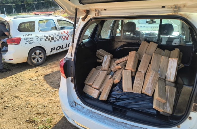 Dupla é presa com 400 Kg de maconha e polícia lota três viaturas para recolher a droga