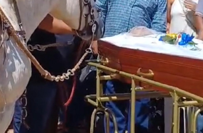 Assassinado cruelmente, “Machadinho” recebe homenagens de amigos e levam “mula” para se despedir
