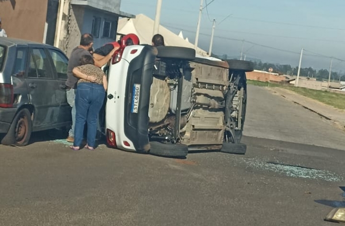 Colisão entre carros deixa três feridos em Avaré
