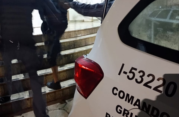 Jovens matam homem para roubar cartões de banco e celulares