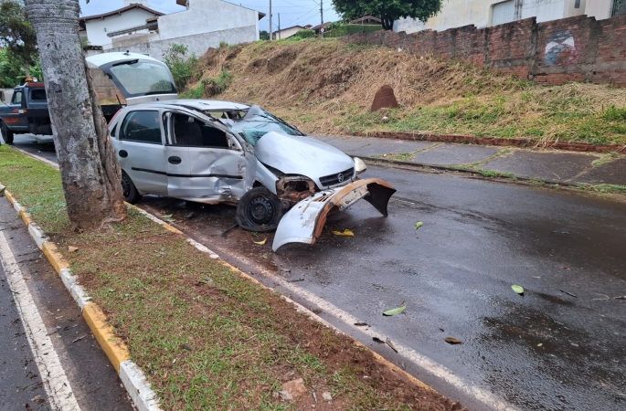 Jovens se ferem após carro bater em coqueiro em Avenida de Avaré