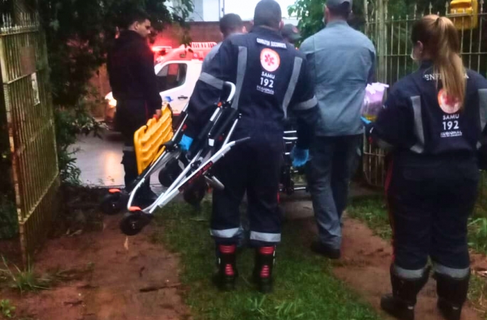 Idosa é acolhida após ser encontrada acamada e sem cuidados adequados