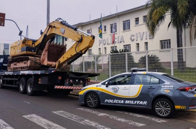 POLICIAMENTO RODOVIÁRIO APREENDE ESCAVADEIRA FURTADA NO ESTADO DO PR