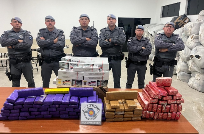 Motorista é preso com drogas e cigarros após capotar veículo em Itaporanga