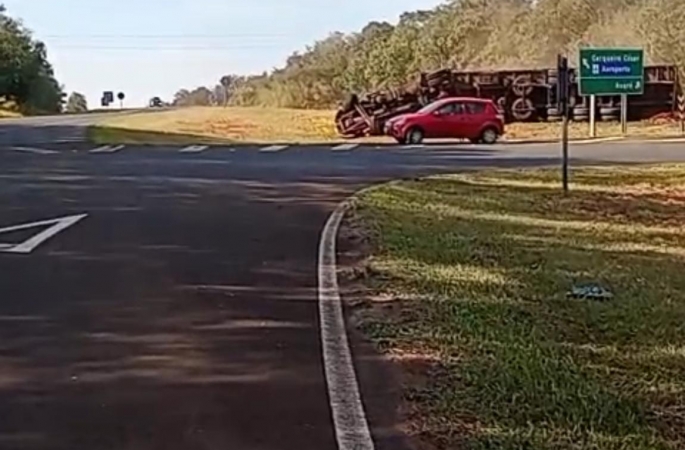 Carreta carregada de laranja tomba e interdita rodovia que liga Avaré e Arandu