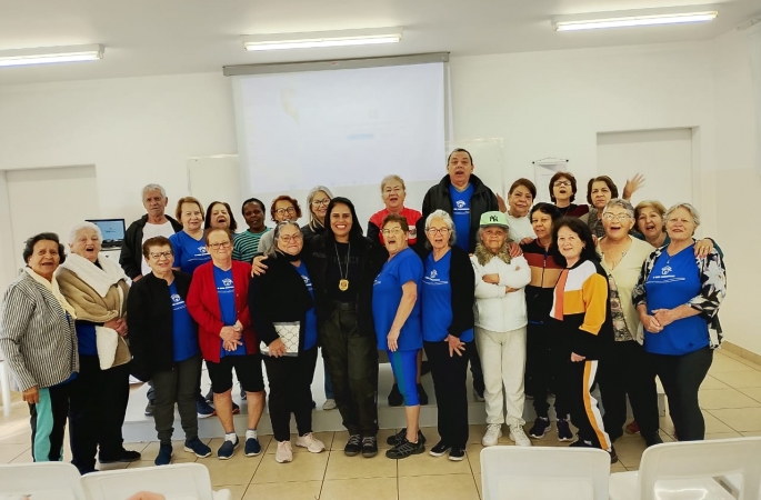 Policial Civil ministra palestra sobre golpes virtuais a grupo de pessoas idosas