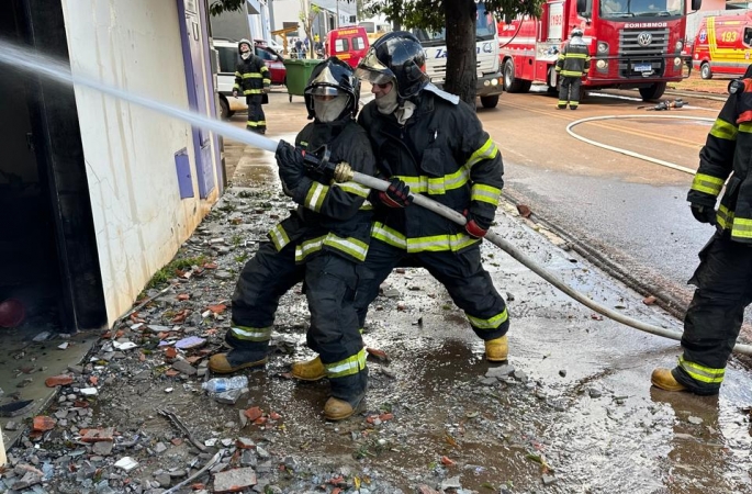 Incêndio atinge indústria de cosméticos em Taquarituba com presença de produtos perigosos