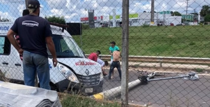 Homem é detido após furtar ambulância e derrubar poste com o veículo em Avaré