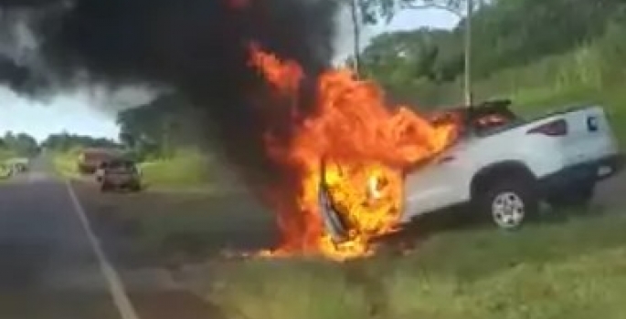 Carro pega fogo na SP – 255 em Avaré